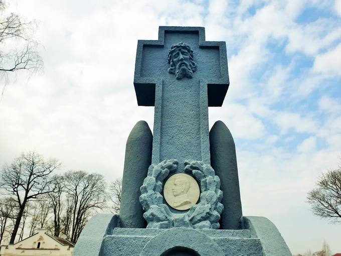 Antkapinis paminklas karininkui Jonui Stapulioniui Joniškėlyje. Tomos Mikalajūnaitės nuotrauka, 2020